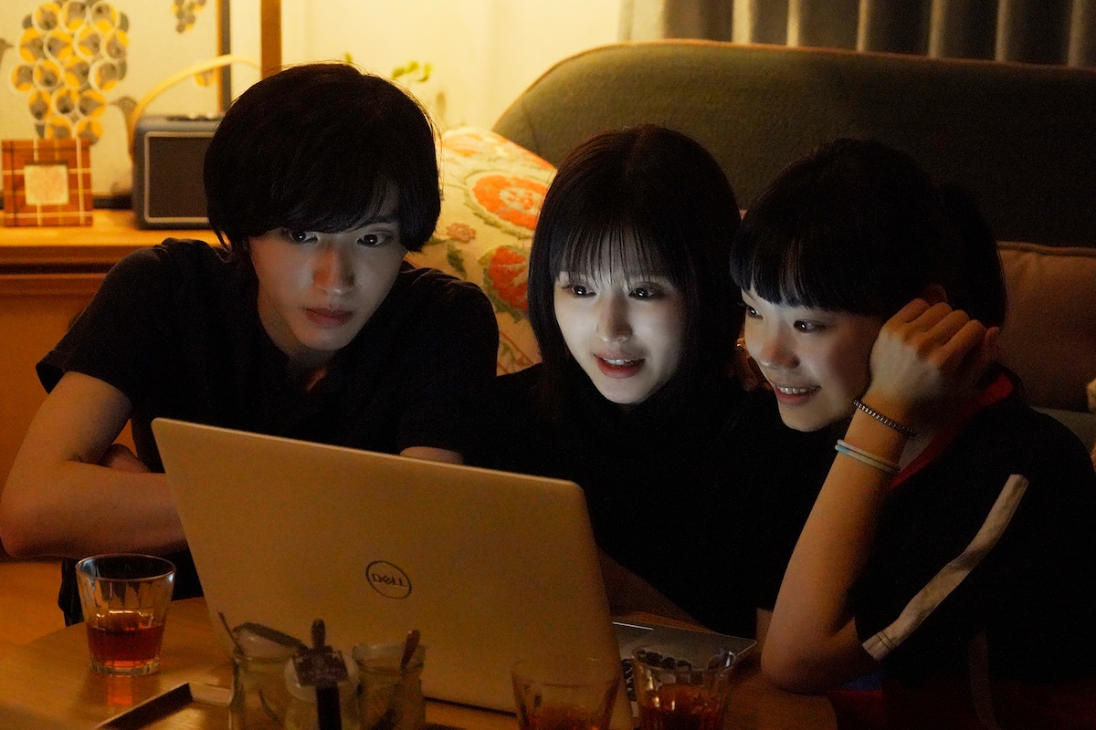 左から道枝駿佑（なにわ男子）、福本莉子、古川琴音。©2022「今夜、世界からこの恋が消えても」製作委員会