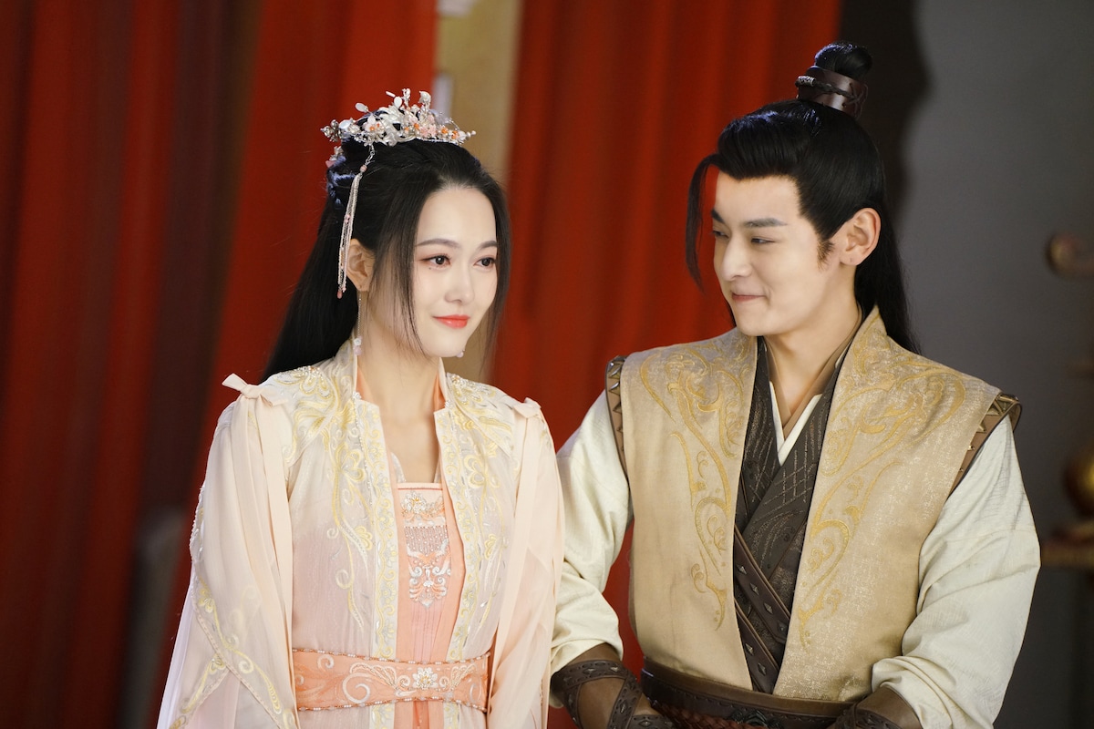 「雪華の炎～揺るぎない誓い～」より、ルー・ティンユー演じる孔悠月（左）とバイ・シュー扮する濮陽波（右）。