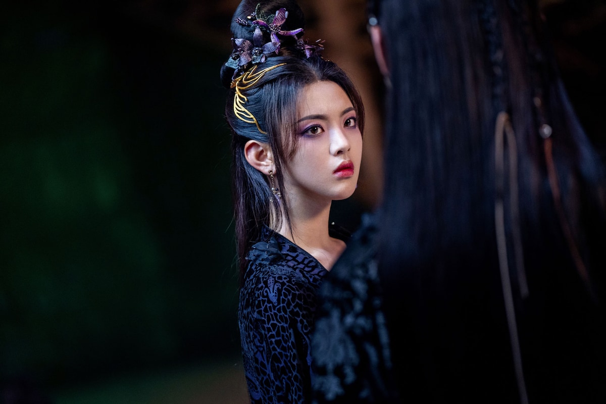 第三世・紫魔(しま)。第一世は孤児、第二世は良家の令嬢、第三世は魔界の女王と三生三世を経験するヒロインをヤン・チャオユエが演じている。