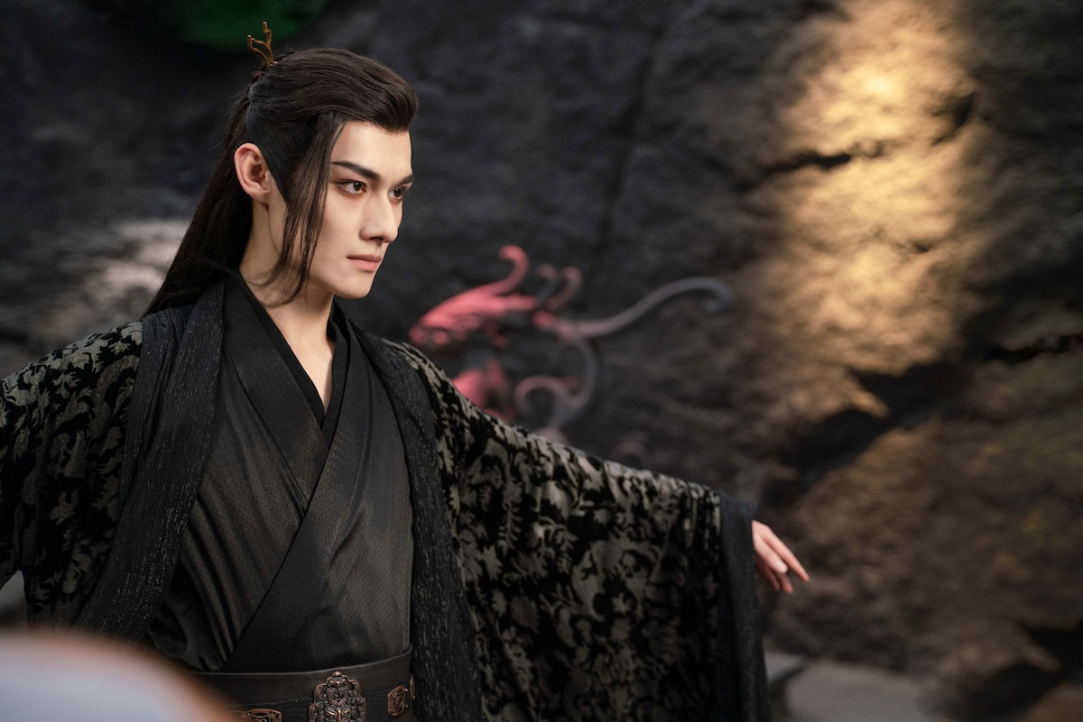 ワン・ジュオチョン演じる紫魔を伴侶にと望む魔界の魔尊・亡月(ぼうげつ)。