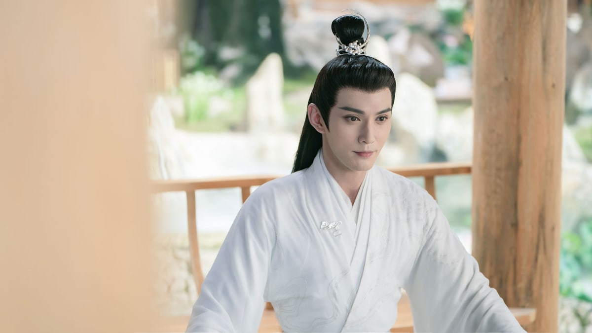 中国ドラマ「千紫万華(せんしばんか)~重紫(ちょうし)に捧ぐ不滅の愛~」より、シュー・ジェンシー演じる洛音凡(らくいんはん)。