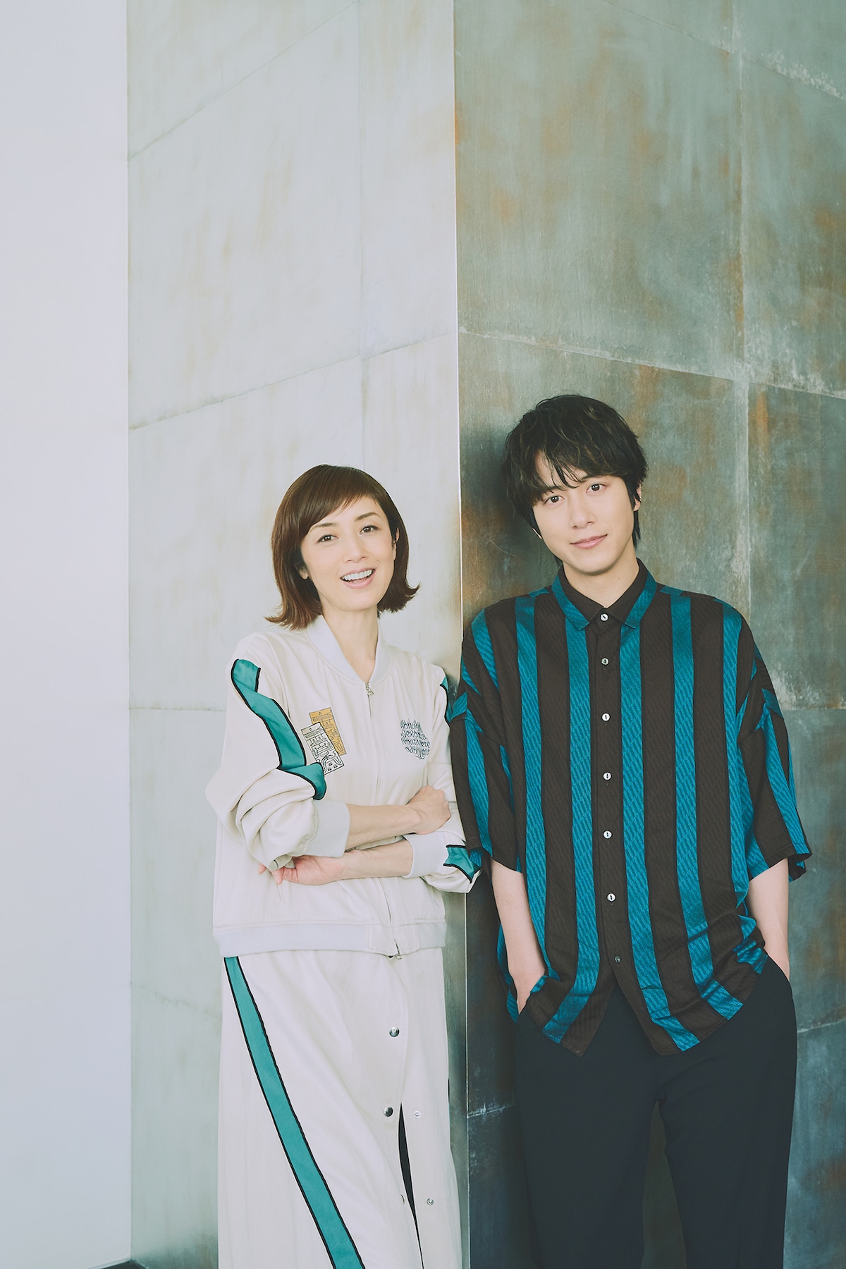 左から高岡早紀、溝端淳平。