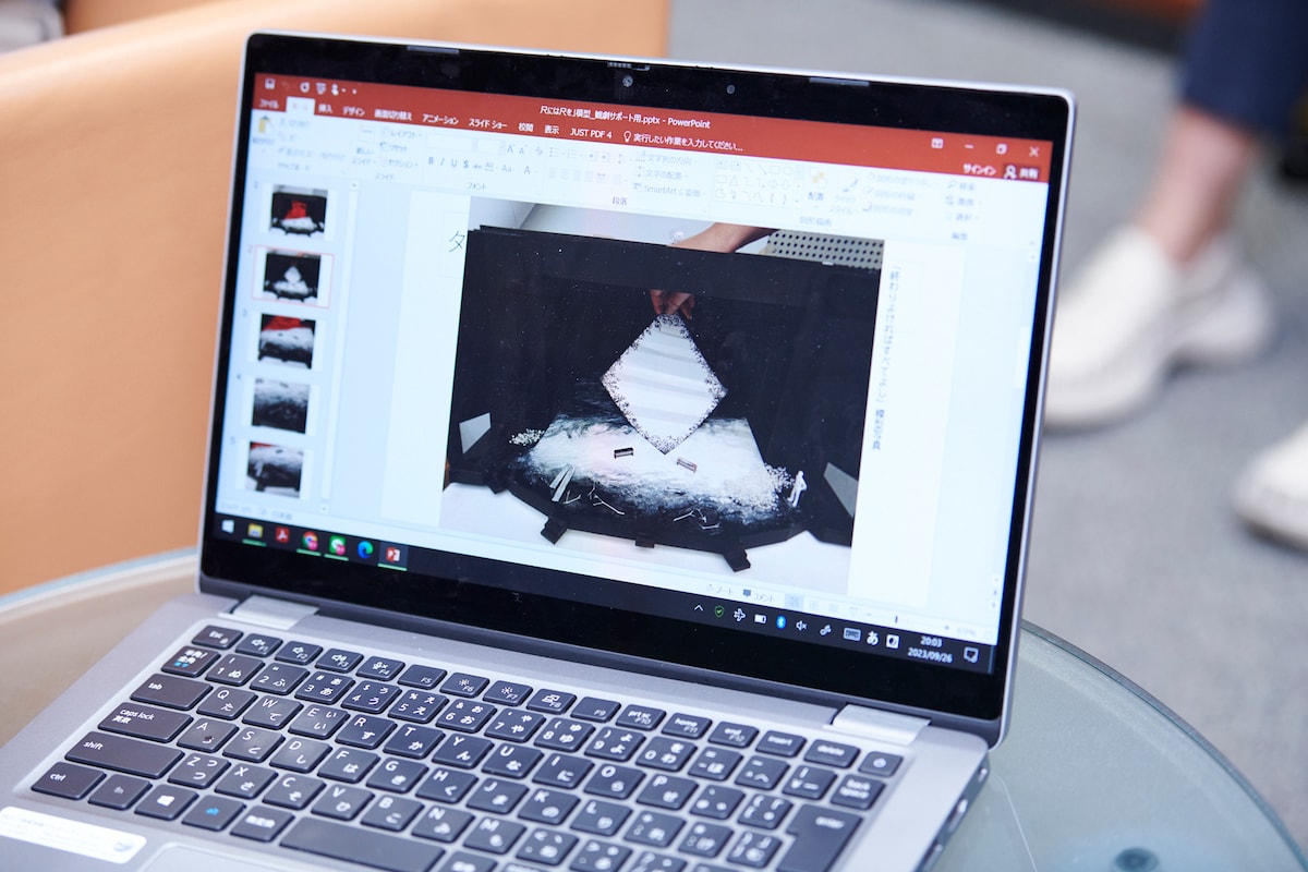 「終わりよければすべてよし」の美術デザイン。真ん中に吊るされているのは大きな柔らかい布。