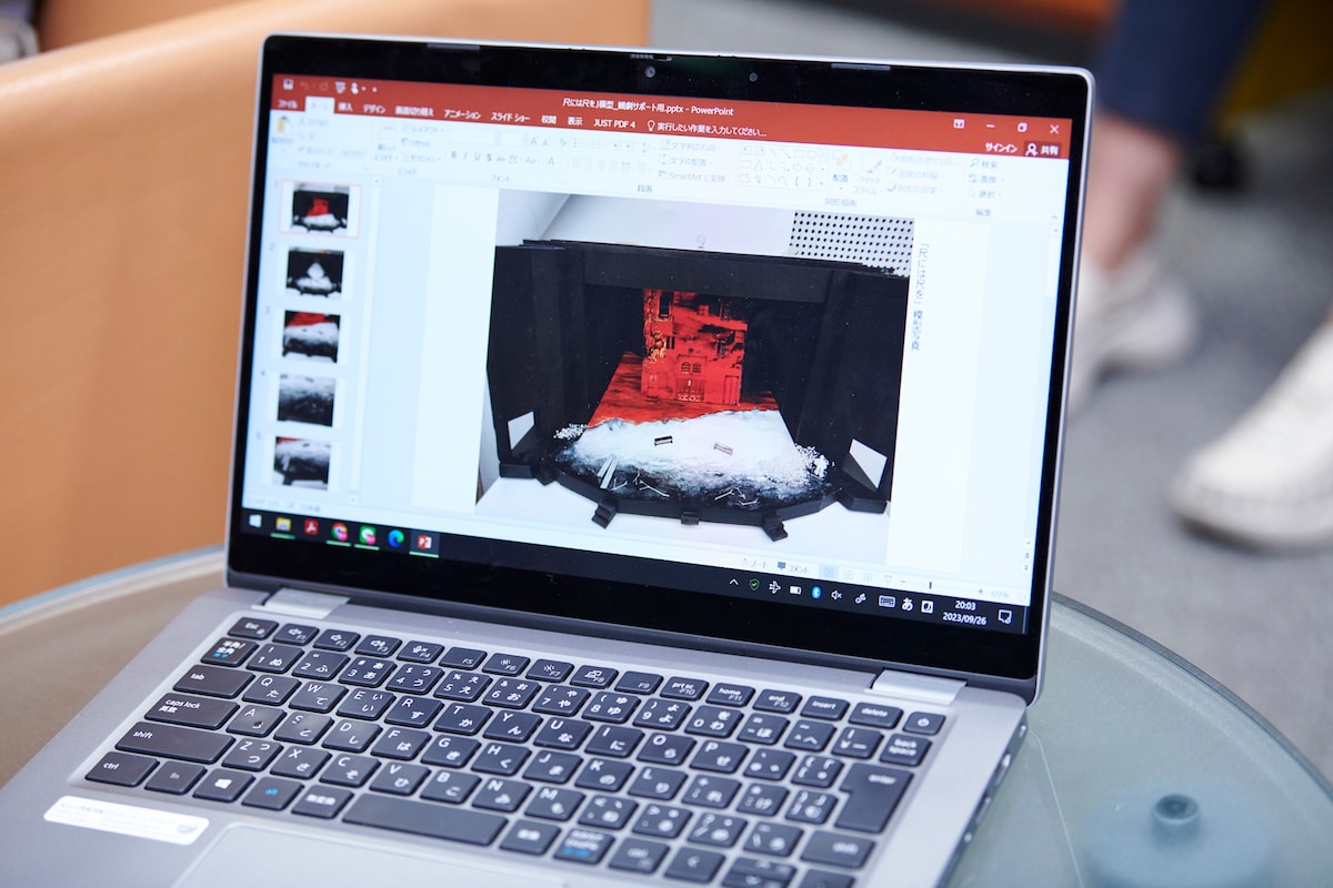 「尺には尺を」の美術デザイン。高い壁がそびえる。