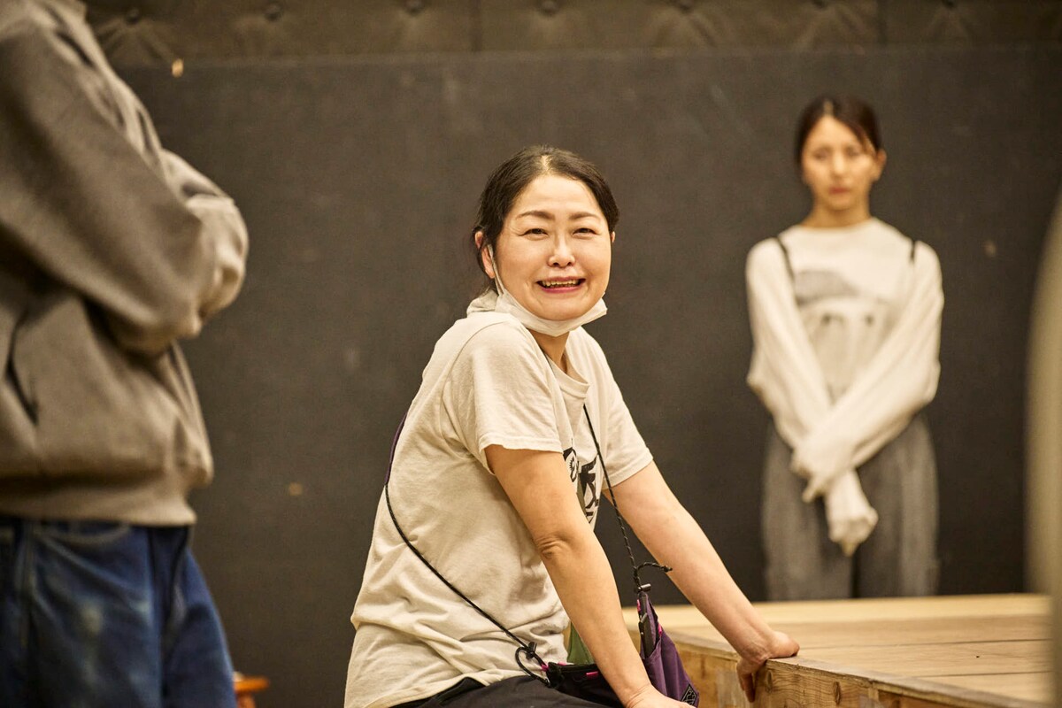 セワ役の池津祥子。