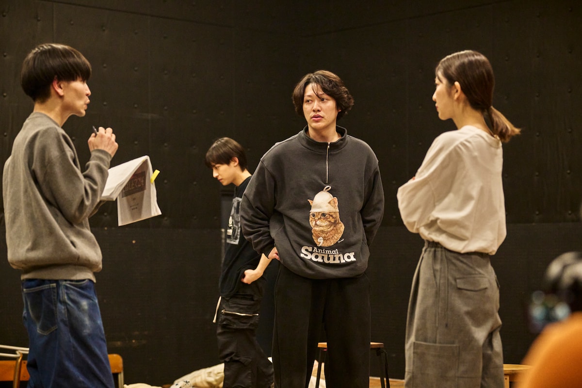 左から演出・美術を手がける小沢道成、スズキ役の安西慎太郎、チヒロ役の小島梨里杏。奥はダイチ役の阿久津仁愛。