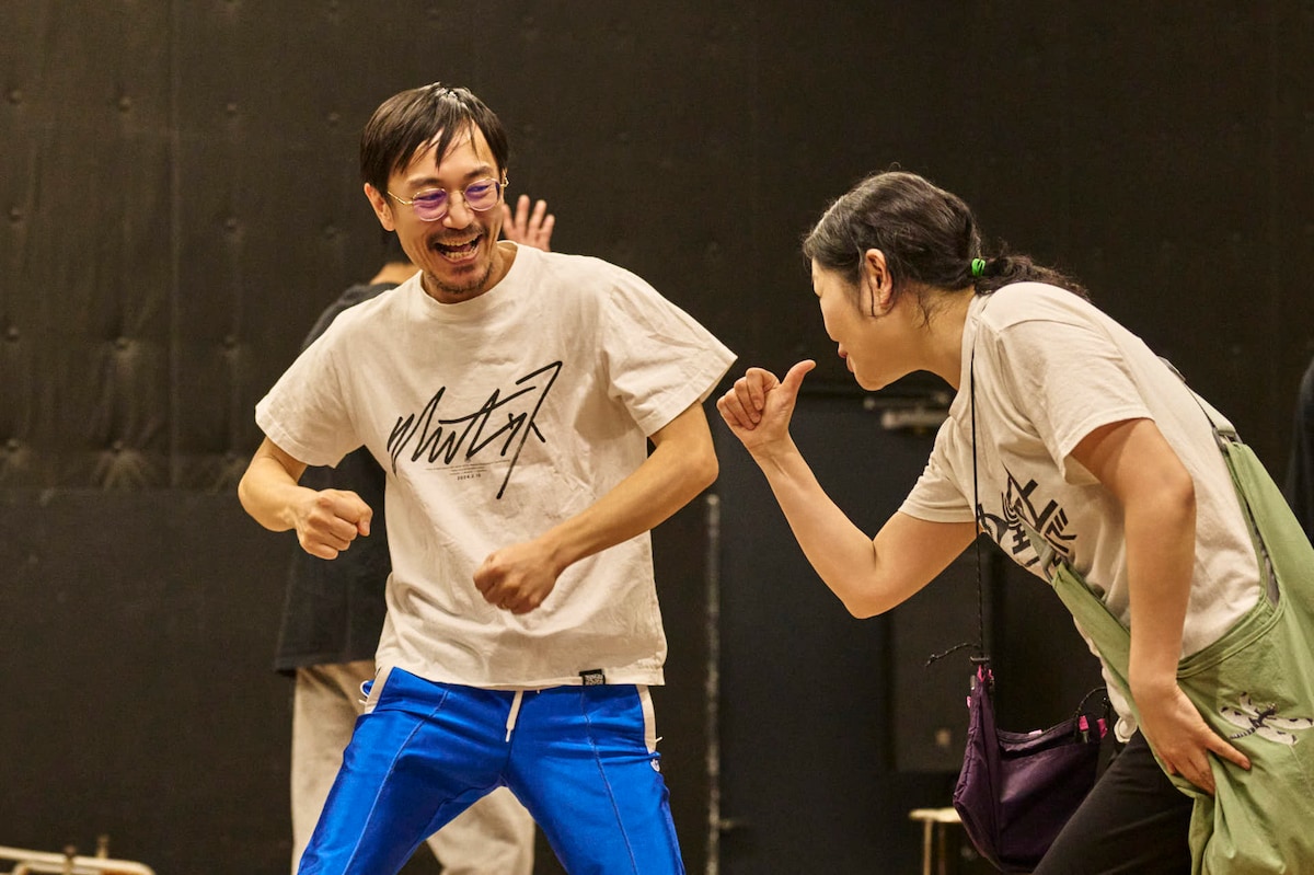 左からワタナベ役の中川晴樹、セワ役の池津祥子。