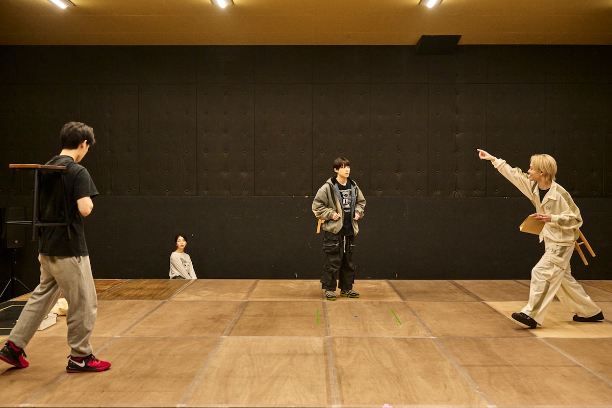 左手前から時計回りにミツル役の押田岳、チヒロ役の小島梨里杏、ダイチ役の阿久津仁愛、タクロウ役の坪倉康晴。