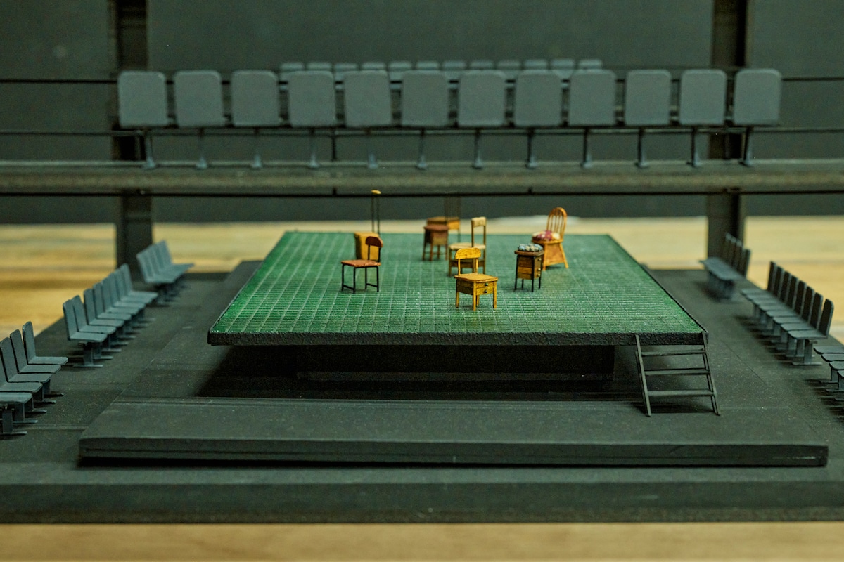 「しばしとてこそ」の美術模型。小沢道成作。