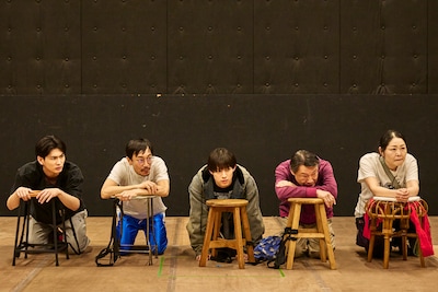 9人の俳優が小沢道成の演出に応える「しばしとてこそ」稽古レポート＆コメント