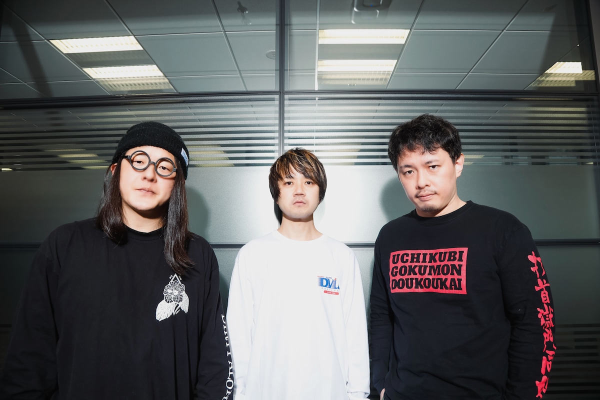 左からEGACCHO（Vo / SHIMA）、HIKIDA YUSUKE（G, Vo / SHIMA）、大澤敦史（打首獄門同好会）。