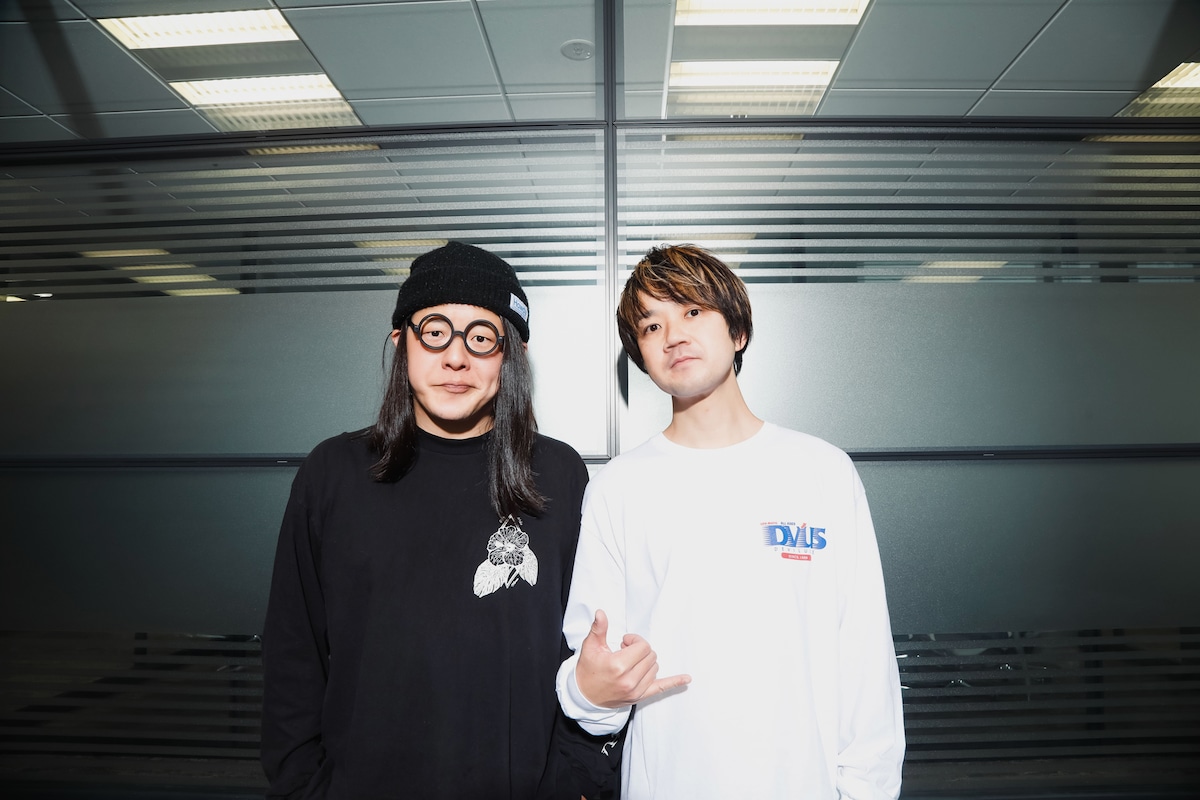 左からHIKIDA YUSUKE（G, Vo / SHIMA）、EGACCHO（Vo / SHIMA）。