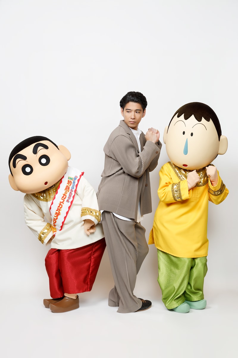 “お尻合いポーズ”をするしんのすけ（左）、賀来賢人（中央）、ボーちゃん（右）