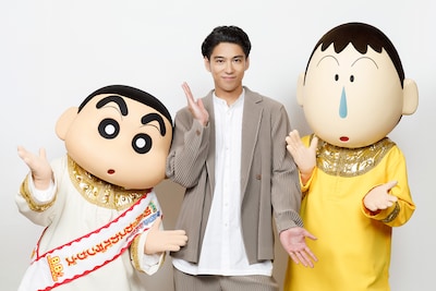 「映画クレヨンしんちゃん 超華麗！灼熱のカスカベダンサーズ」ゲスト声優・賀来賢人インタビュー | しんちゃんとの共演に胸熱！歌唱シーンの裏話も