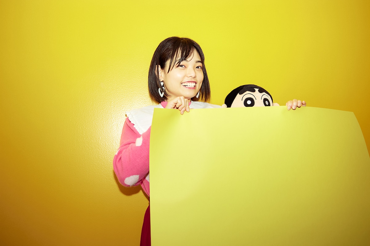 隠れ身の術で忍ぶきりやはるか（左）としんちゃん（右）。