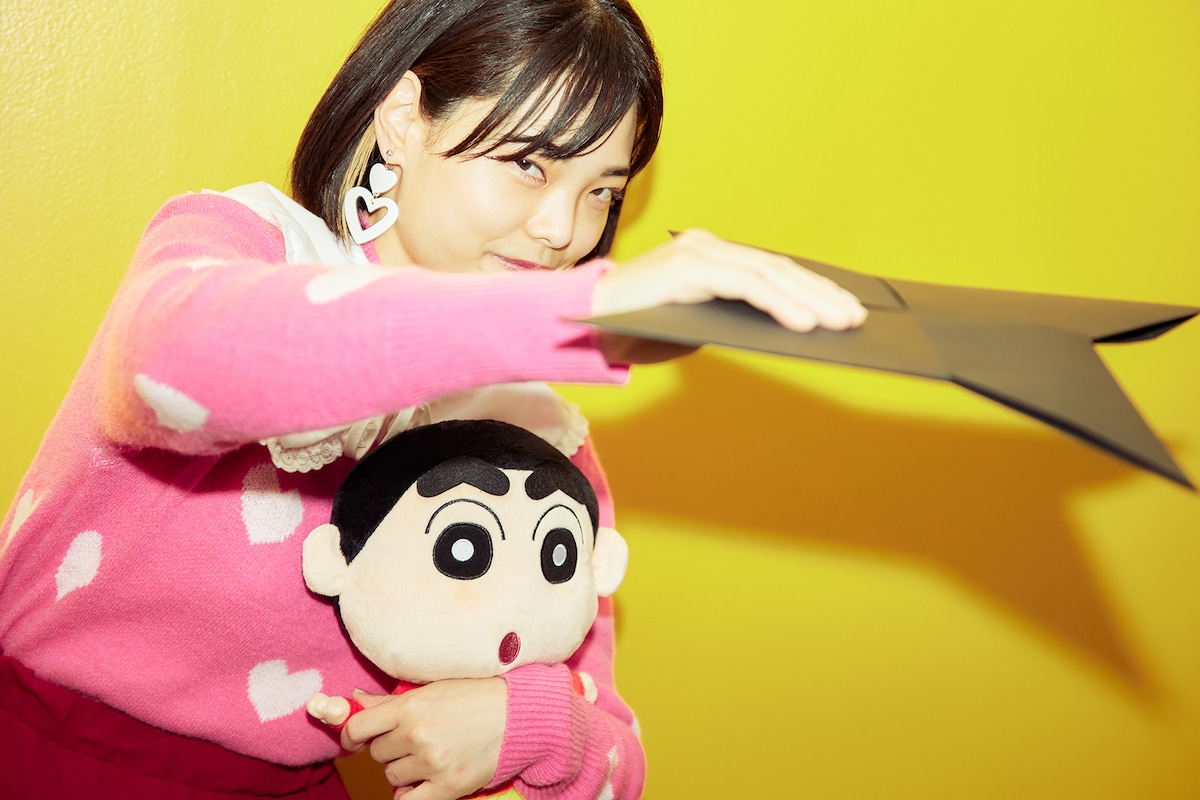 手裏剣を手に、しんちゃんを守るきりやはるか。