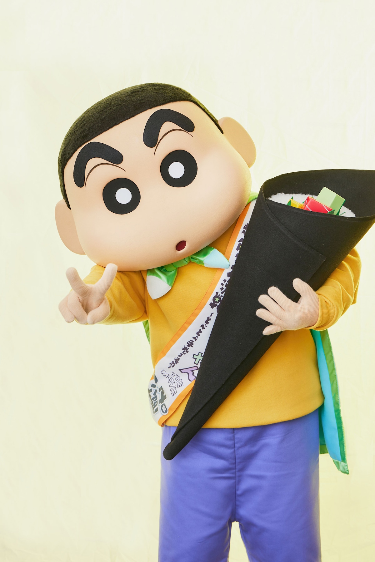 手巻き寿司を抱えた野原しんのすけ。