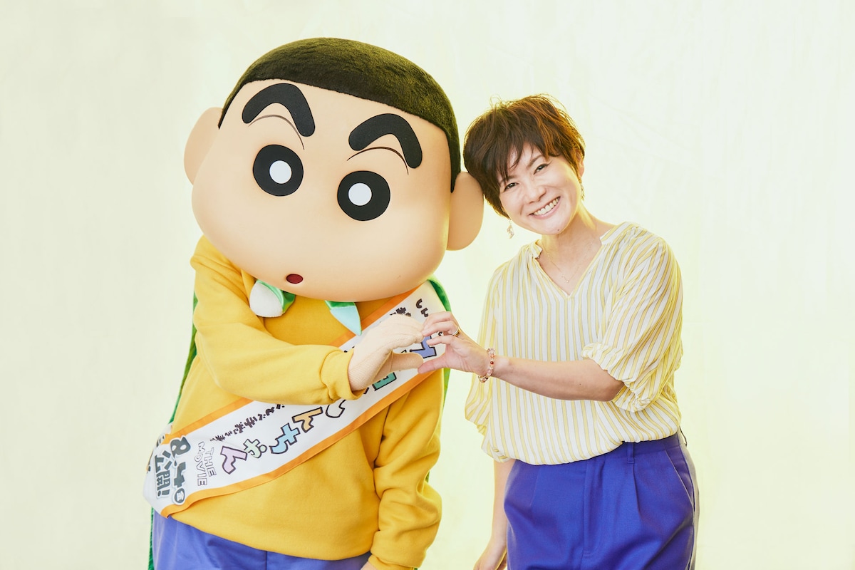 協力してハートマークを作る野原しんのすけ（左）と小林由美子（右）。