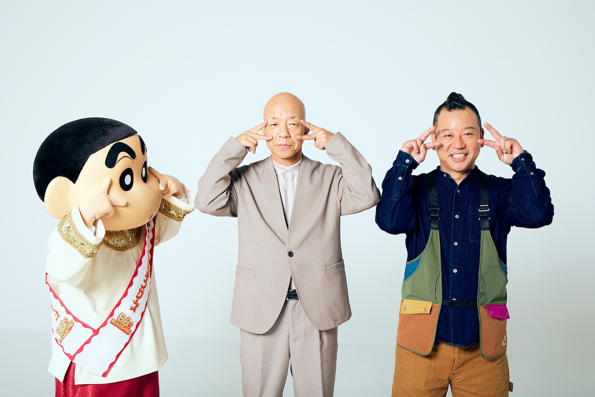 棒立ち状態のバイきんぐに、しんちゃんがポーズをレクチャー