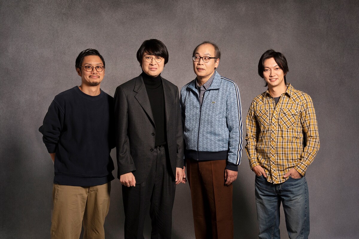 左から田中征爾、水川かたまり、正名僕蔵、喜矢武豊。水川と正名は劇中での関係性を表情で表現