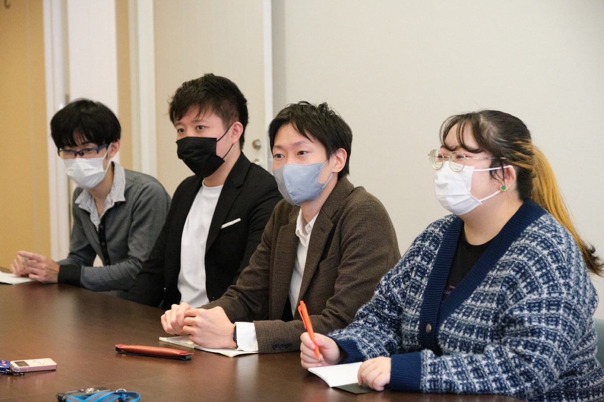 なすなかにし先輩の教えをしっかりメモする養成所生たち。