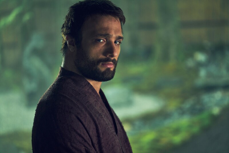 コズモ・ジャーヴィス演じるジョン・ブラックソーン / 按針。