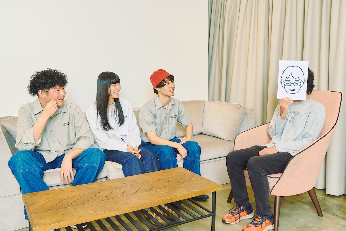 少年キッズボウイのメンバー3人とソノダマン。