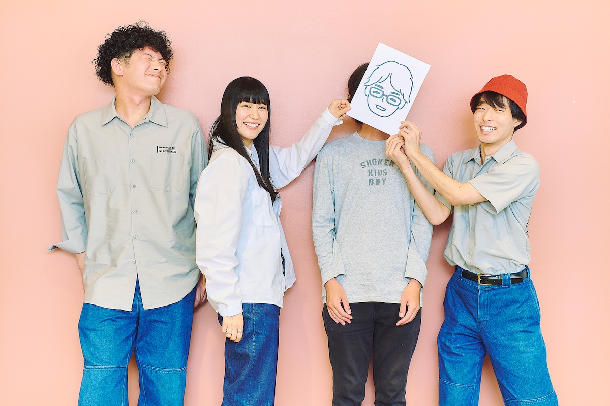 少年キッズボウイのメンバー3人とソノダマン。