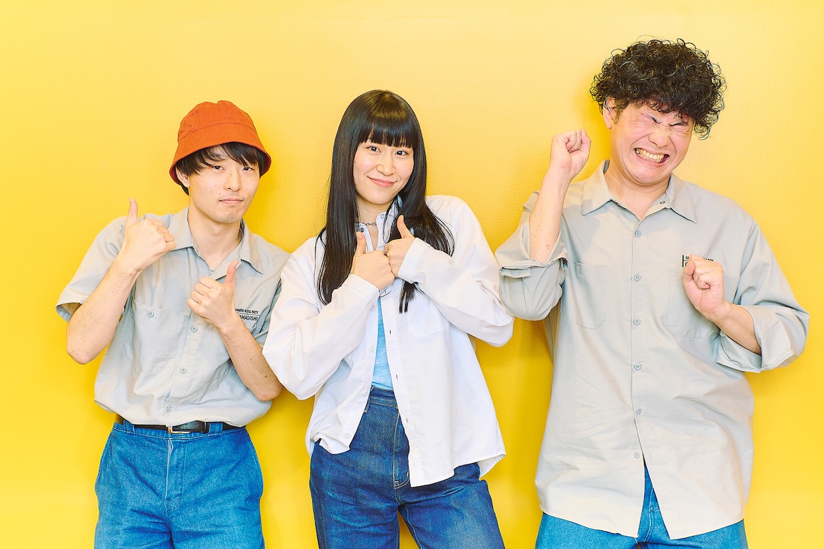 左から山岸（G）、アキラ（Vo）、こーしくん（Vo）。