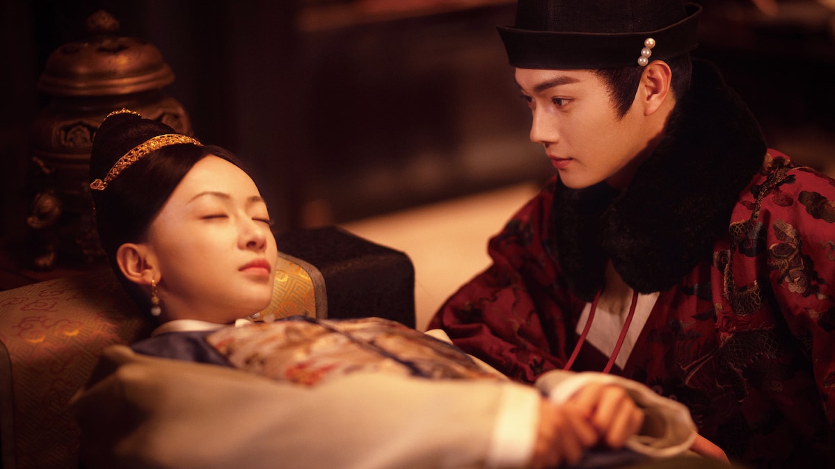 左からウー・ジンイエン演じる姚子衿（ようしきん）、シュー・カイ演じる朱瞻基（しゅせんき）。