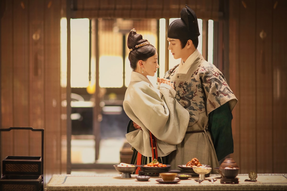 左からウー・ジンイエン演じる姚子衿（ようしきん）、シュー・カイ演じる朱瞻基（しゅせんき）。