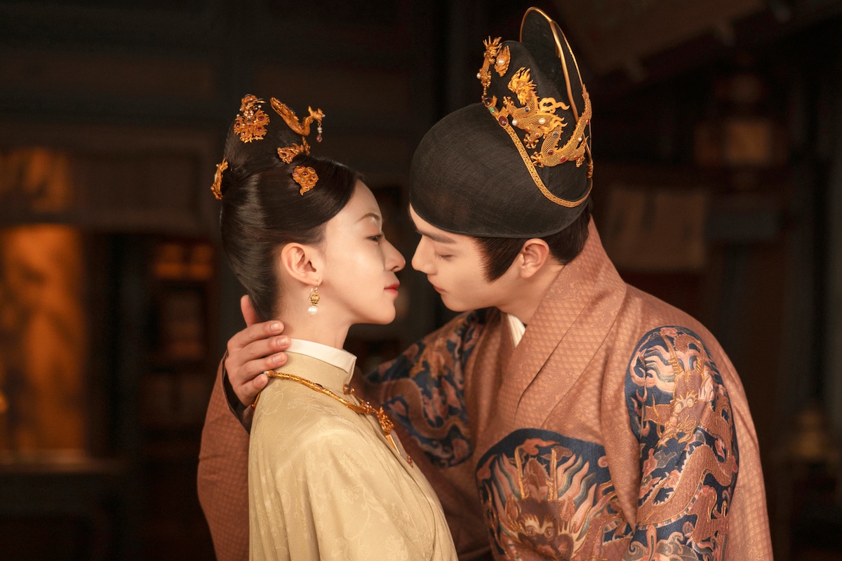 左からウー・ジンイエン演じる姚子衿（ようしきん）、シュー・カイ演じる朱瞻基（しゅせんき）。