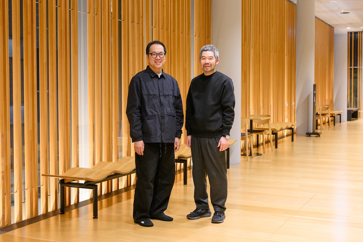 左から松井周、菅原直樹。