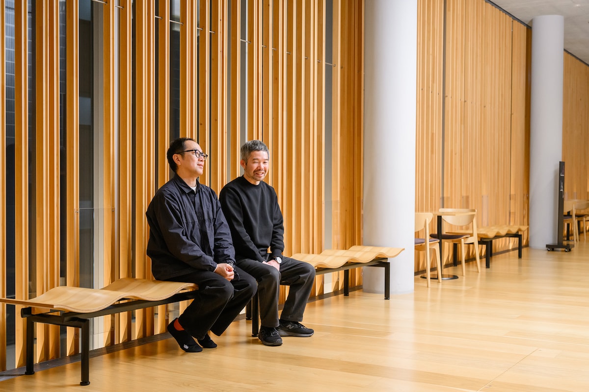 左から松井周、菅原直樹。