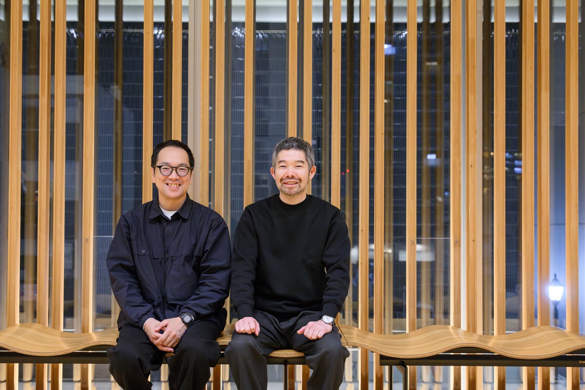 左から松井周、菅原直樹。