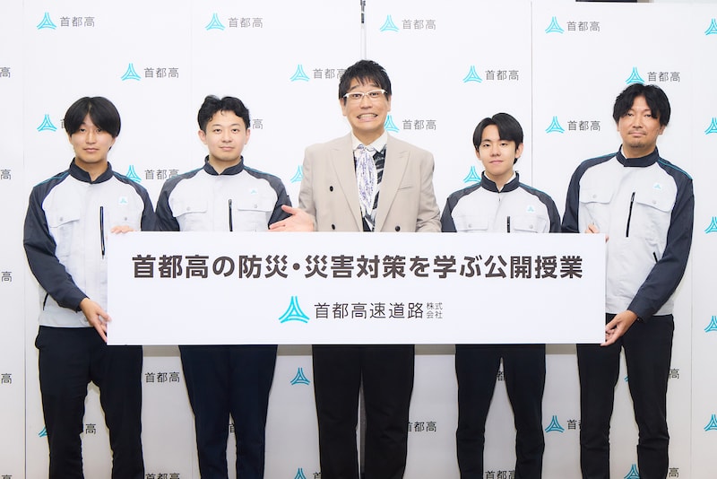 古坂大魔王と首都高速道路株式会社の職員。