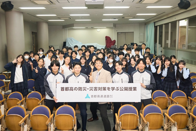 古坂大魔王と首都高速道路株式会社の職員、青稜中学校・高等学校の生徒。