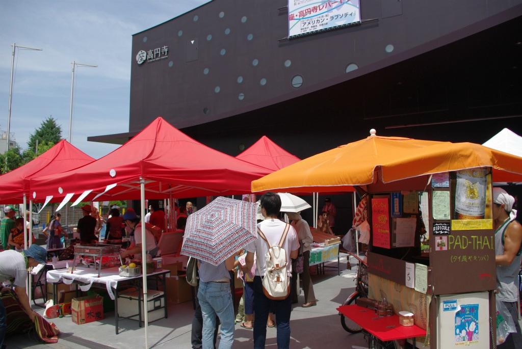 “手話の市”では、食べ物や雑貨、アクセサリーなど多種多様な店舗が並ぶ。手話や筆談、指差し、ジェスチャーを交えながら買い物が楽しめる。