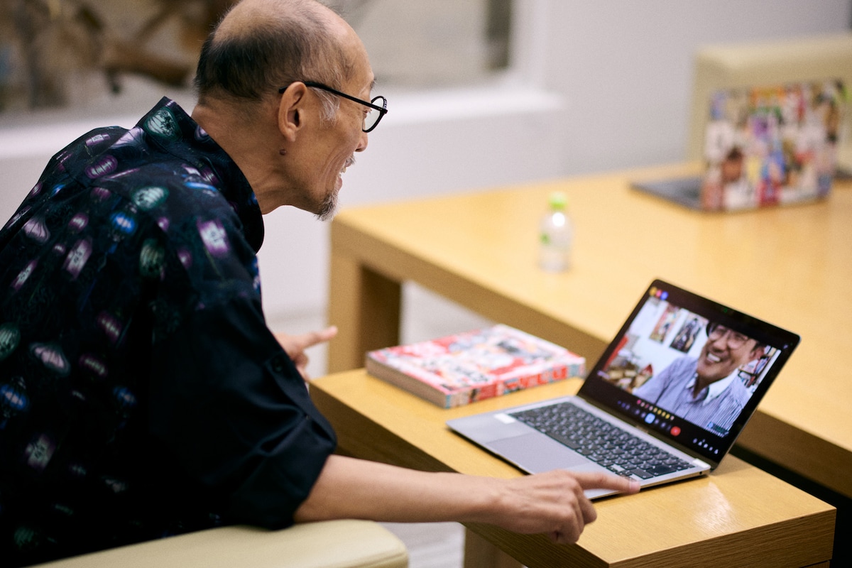 ビデオ通話で対談を行う、藤田和日郎と島本和彦。