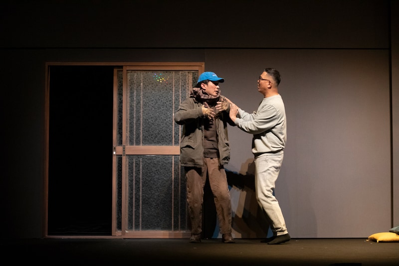 「青年とおじさんと猫」