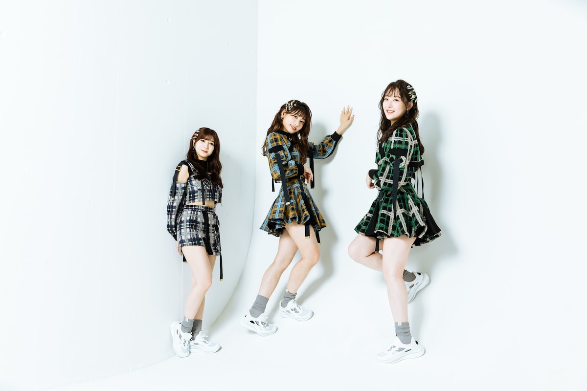 左から太田彩夏、青海ひな乃、鎌田菜月。