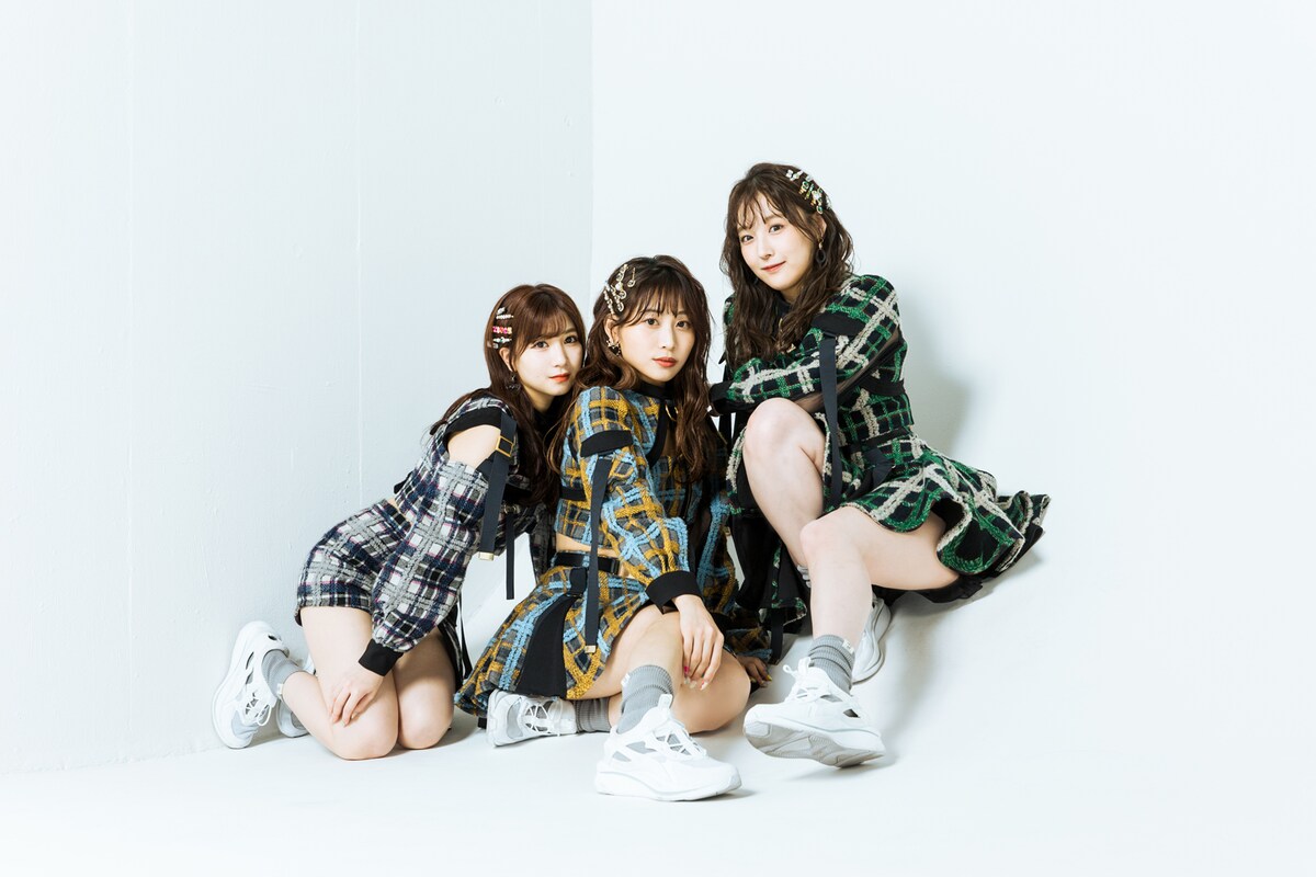 左から太田彩夏、青海ひな乃、鎌田菜月。