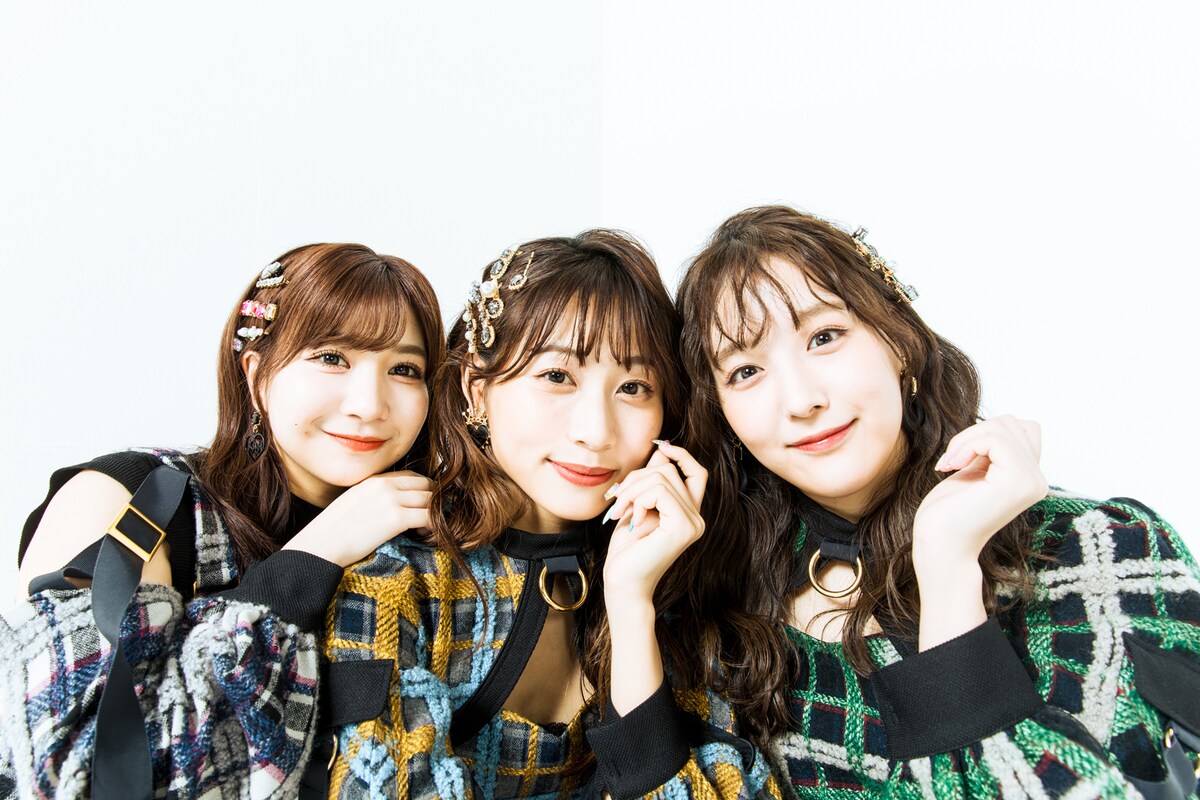 左から太田彩夏、青海ひな乃、鎌田菜月。