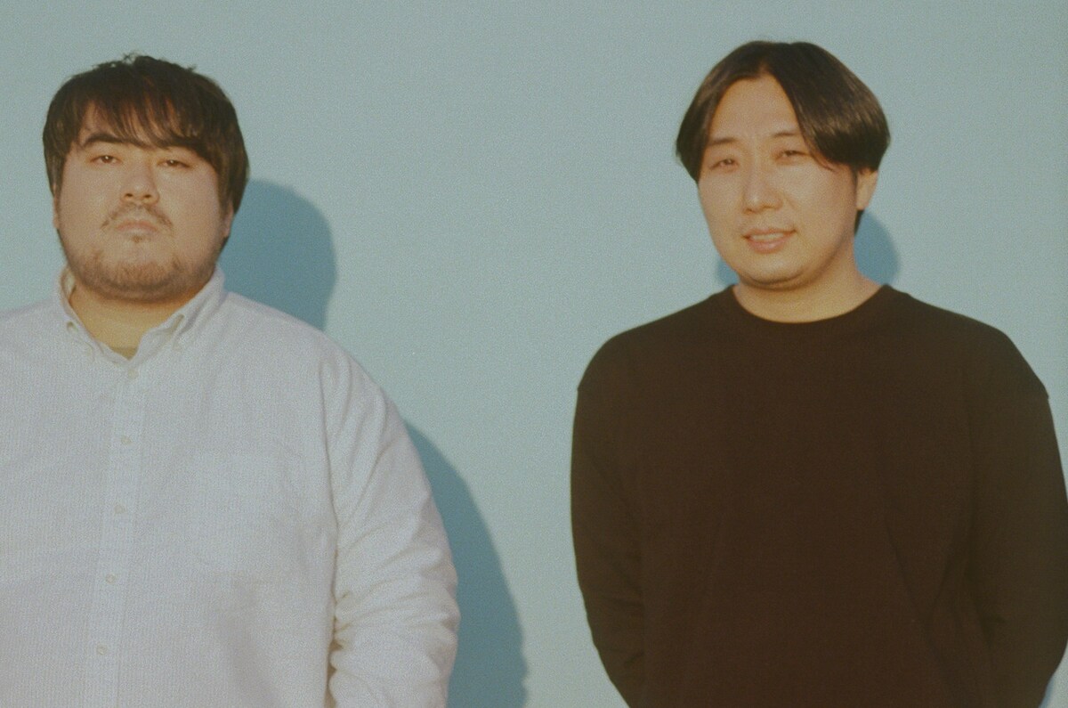 左から澤部渡（Vo, G）、佐久間裕太（Dr）。