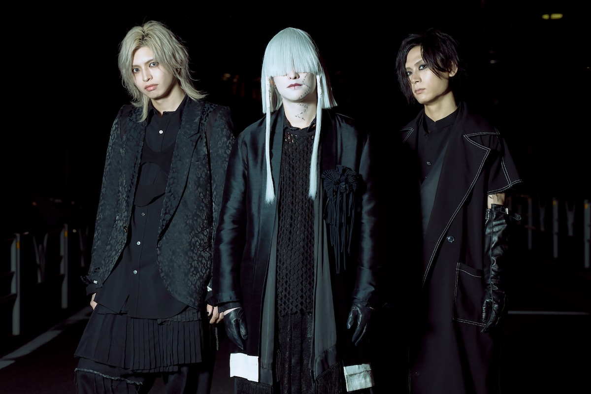 -真天地開闢集団-ジグザグ。左から龍矢 -ryuya-(B)、命 -mikoto-(Vo)、影丸 -kagemaru-(Dr)。