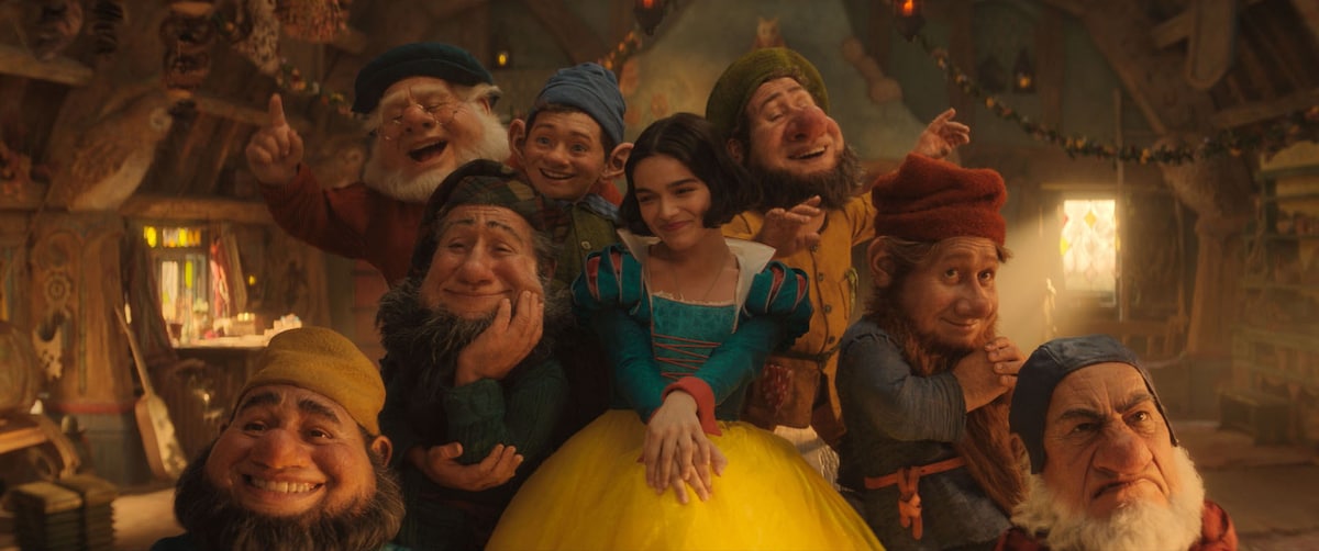 「白雪姫」より、白雪姫（中央）と7人のこびとたち