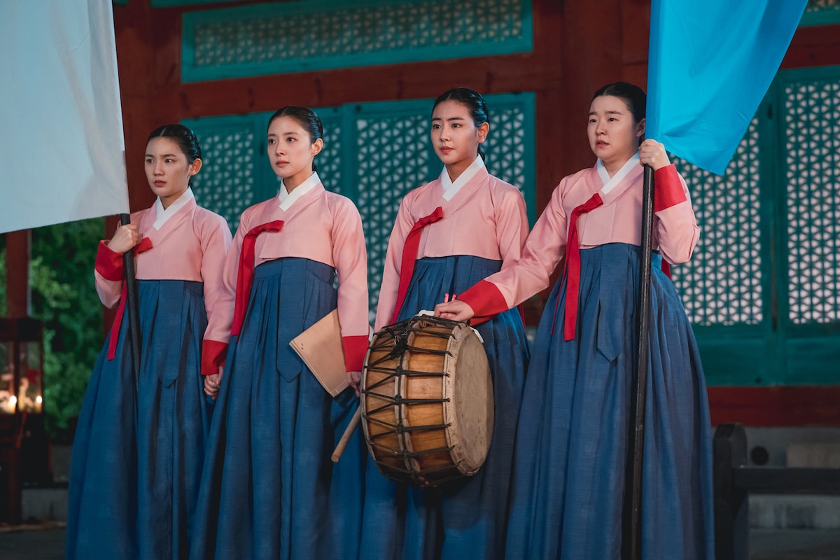 「赤い袖先」より、左からソン・ヨンヒ（イ・ウンセム）、ソン・ドギム（イ・セヨン）、ぺ・ギョンヒ（ハ・ユルリ）、キム・ボギョン（イ・ミンジ）。