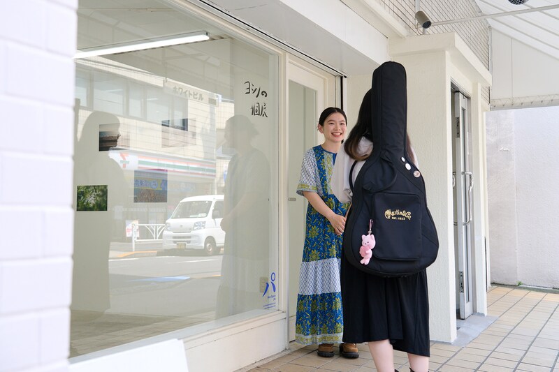 MV撮影の合間に話すsomei、富田望生。