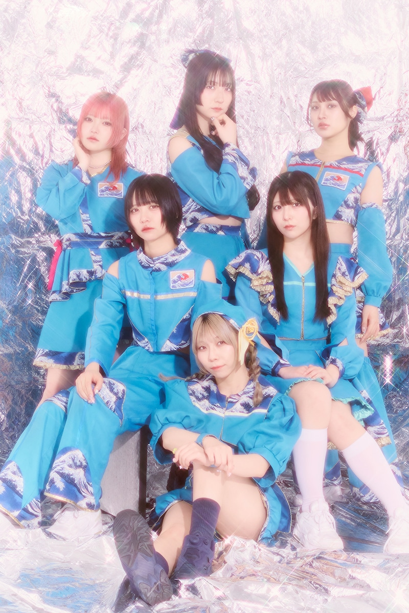 左上から時計回りにトマラナイ チヒロ、ツクヨミ ケイコ、ゴゴノ コトコ、コモレビ ヒヨリ、シャンシャン マイ、アルティメット ミキ。