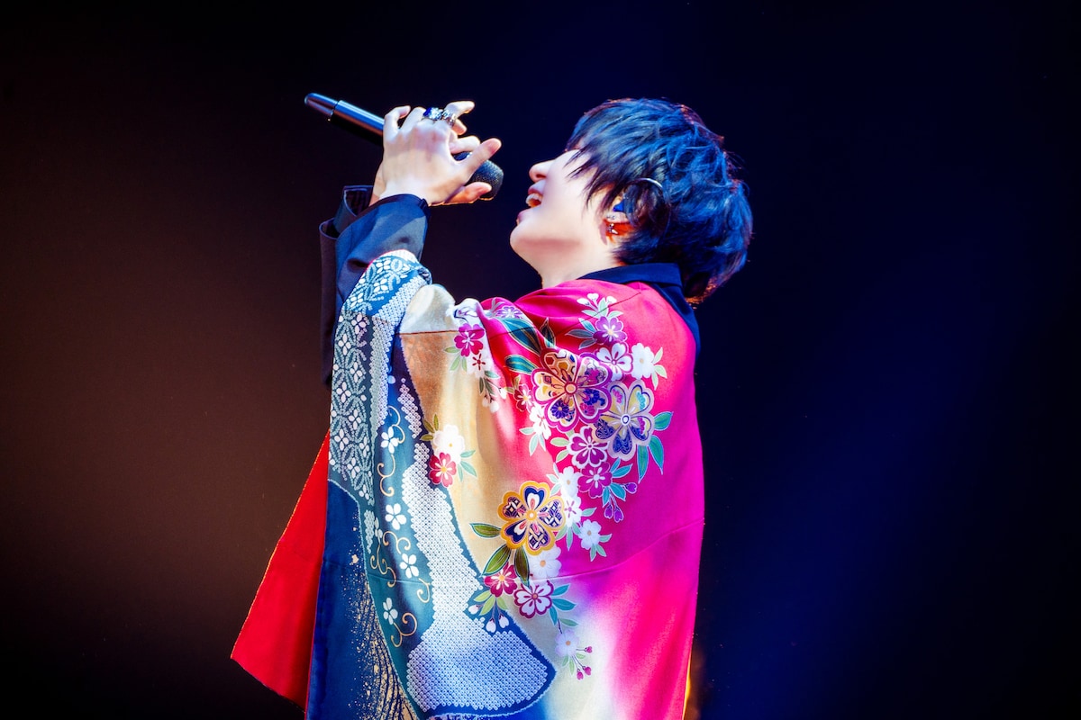 そらる。「SORARU Birthday 2024 VOCALOID Cover Live -空祭り-」より。